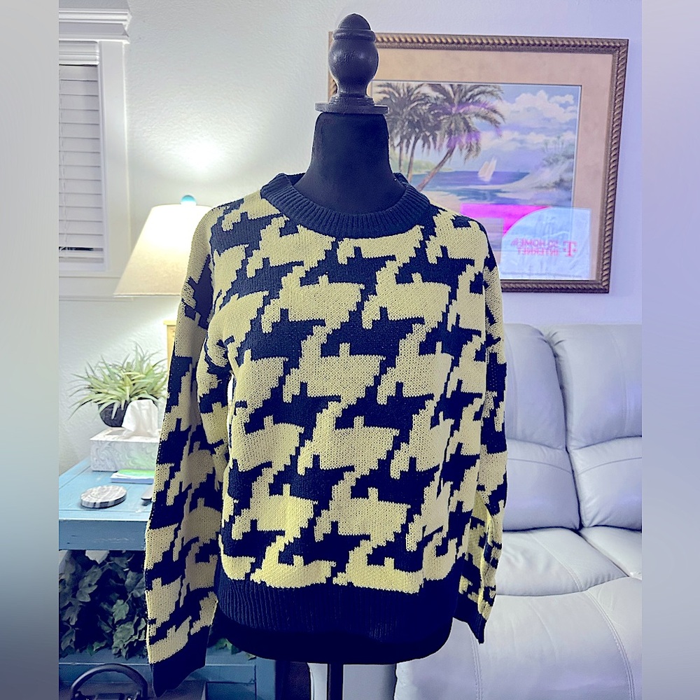 Scoop sweater women size XL 
Yellow and black color